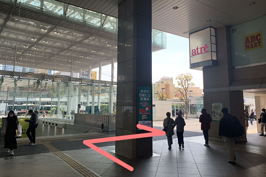 地下へ行かずに、右斜め前方へ進みます①